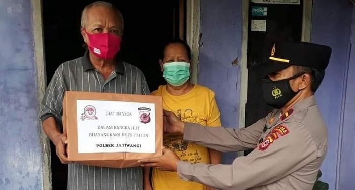 Jelang Peringatan Hari Bhayangkara Ke 75, Polres Majalengka Polda Jabar Bagikan Paket Sembako Kepada Purnawirawan Polri