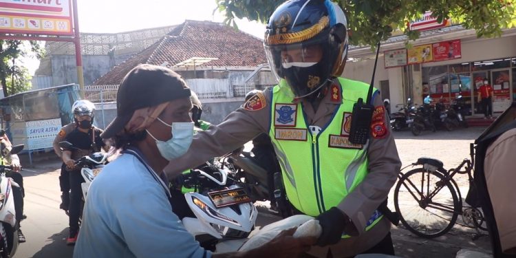 100 Kantung Beras, di Bagikan Dalam Rangka PPKM Darurat, Sinergitas Kapolres Cirebon Kota dan Dandim 0614 Kota Cirebon.