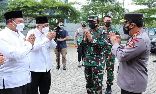 Panglima TNI dan Kapolri Tinjau Vaksinasi di Pesantren Minhaajurrosyidiin Jaktim