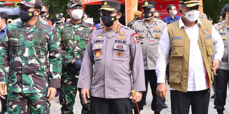 Panglima TNI dan Kapolri Sosialisasi Vaksin Keliling dan Serahkan Langsung Bansos ke Warga Jakarta