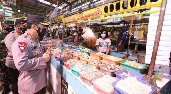 Tinjau Posko Pasar Modern BSD, Kapolri Ingin Prokes Ditegakan Guna Menurunkan Level PPKM