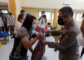 Polda Maluku Gelar Vaksinasi Merdeka dan Bagikan Ratusan Paket Bansos