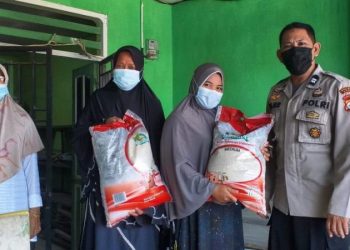 Bhabinkamtibmas Barombong Awasi Penyaluran Bansos Beras PPKM warga terdampak Covid-19