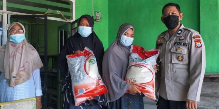 Bhabinkamtibmas Barombong Awasi Penyaluran Bansos Beras PPKM warga terdampak Covid-19