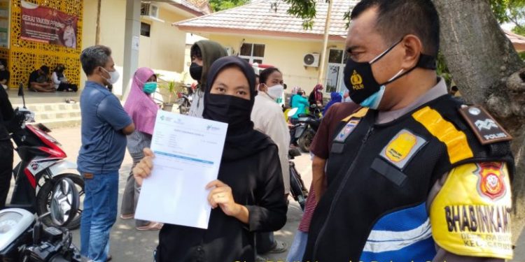 Kapolsek Gabuswetan Lakukan Kegiatan Gerai Vaksin TNI – POLRI Dalam Rangka Program Percepatan Vaksinasi Nasional di Wilayahnya