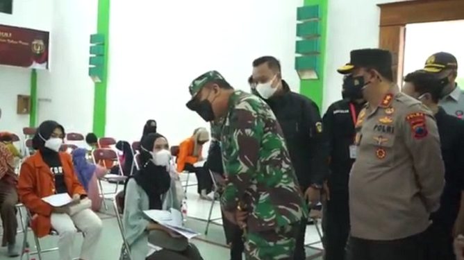 Pangdam dan Kapolda Jateng Pantau Vaksinasi Mahasiswa di UIN Surakarta