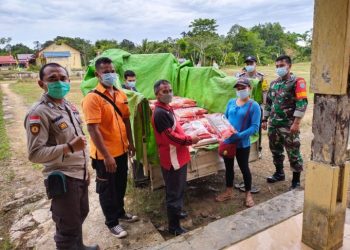 Penyaluran Bansos Covid-19 di Kecamatan Siding Dikawal Polri-TNI
