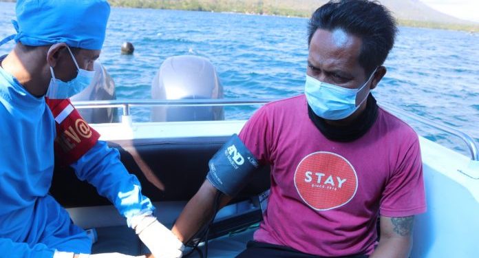 Puluhan Nelayan di Laut Teluk Terima Ikuti Vaksinasi Terapung Polri