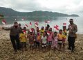 Sambut HUT RI Ke-76, Binmas Noken Gelar Polisi Pi Ajar Serta Bagikan Bendera Merah Putih Kepada Anak-anak Taman Baca Wonau Warobeng