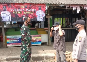 Dukung Kegiatan PPKM, Polsek Mlonggo Bagikan Masker Kepada Masyarakat