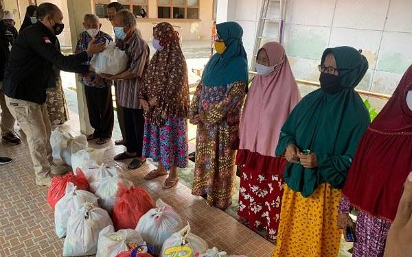 Humas Polda Riau dan WMPR Salurkan Ratusan Paket Sembako untuk Warga Pekanbaru