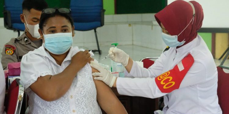 TNI-Polri Vaksinasi 272 Warga dan 34 Pelajar di Manokwari