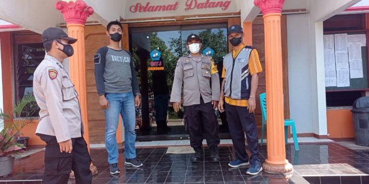 Amankan Gereja, Personel Polsek Bangsri Sampaikan Imbauan Prokes Kepada Jemaat