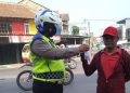 Cegah Penyebaran Covid-19, Polisi Bagikan Masker dan Himbau 5 M Kepada Pedagang dan Pengguna Jalan