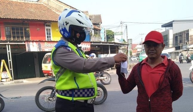Cegah Penyebaran Covid-19, Polisi Bagikan Masker dan Himbau 5 M Kepada Pedagang dan Pengguna Jalan