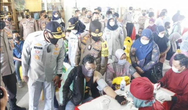 Jasa Raharja-Polri vaksinasi massal sopir angkot dan ojek daring di Kaltim