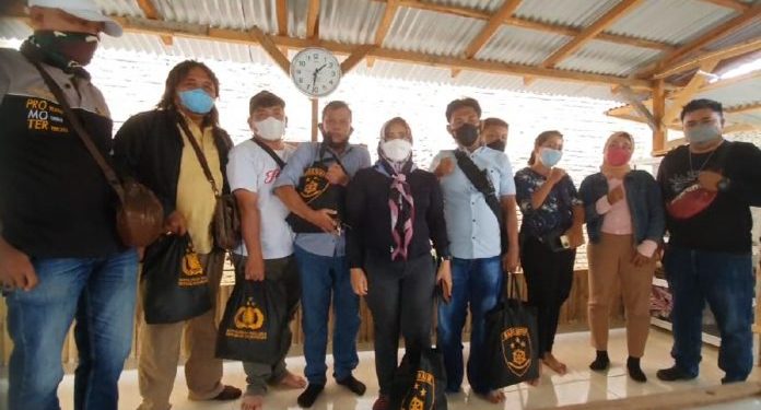 Kabareskrim Bagikan Sembako Kepada Forum Wartawan Polri