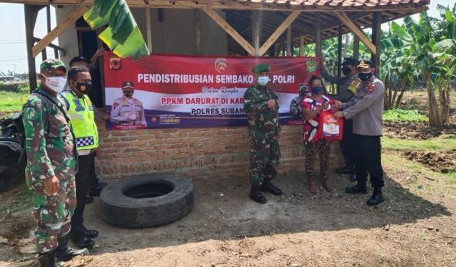 Kabid Humas Polda Jabar : Paket Bansos Sembako Terus Disalurkan Polisi Kepada Warga Tedampak Covid-19 Di Massa PPKM
