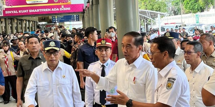 Jokowi Tiba di Stasiun Pasar Senen, Siap Pantau Arus Mudik! Sumber Detik.