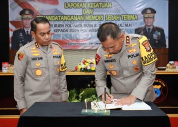 Sure! Below is a comprehensive list of related terms and phrases for the term 'Kapolda Pimpin Serah Terima Jabatan di Polda Kalsel': Kepala Kepolisian Daerah Kalimantan Selatan