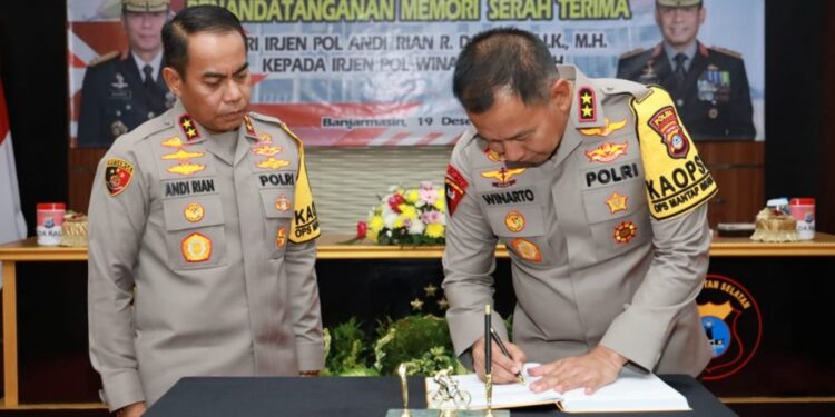 Sure! Below is a comprehensive list of related terms and phrases for the term 'Kapolda Pimpin Serah Terima Jabatan di Polda Kalsel': Kepala Kepolisian Daerah Kalimantan Selatan