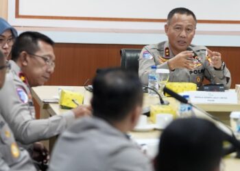 Kakorlantas Polri Irjen Pol Aan Suhanan bersama Dirut PT. Jasa Raharja dan Tim Survei kembali melanjutkan pengecekan di Pelabuhan PT ASDP Indonesia Ferry Cabang Ketapang, Banyuwangi, menjelang libur Natal dan Tahun Baru (Nataru) pada Jumat (29/11/2024)