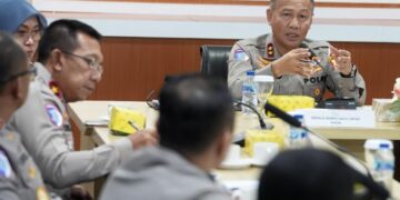 Kakorlantas Polri Irjen Pol Aan Suhanan bersama Dirut PT. Jasa Raharja dan Tim Survei kembali melanjutkan pengecekan di Pelabuhan PT ASDP Indonesia Ferry Cabang Ketapang, Banyuwangi, menjelang libur Natal dan Tahun Baru (Nataru) pada Jumat (29/11/2024)