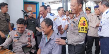 Wakil Menteri Perhubungan (Wamenhub) RI, Suntana, bersama Kakorlantas Polri, Irjen Pol Aan Suhanan, meninjau Terminal Pekalongan pada Minggu (29/12/2024)