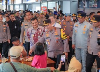 Kapolri dan Kakorlantas Pantau Arus Balik di KM 456, Bagikan Bingkisan ke Petugas