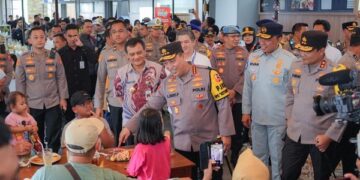 Kapolri dan Kakorlantas Pantau Arus Balik di KM 456, Bagikan Bingkisan ke Petugas