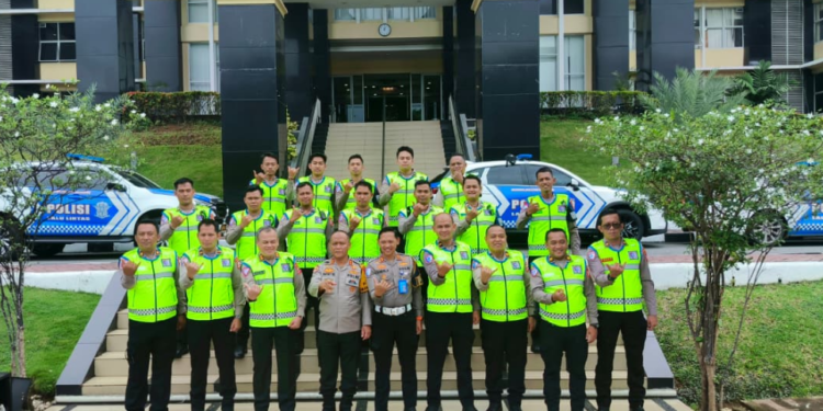 Korlantas Polri Salurkan Bantuan dan Kendaraan Operasional bagi Korban Bencana di Sumatera Barat