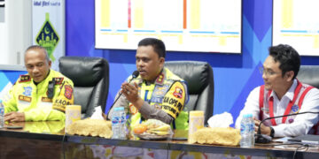 Kakorlantas Polri Irjen Pol. Agus Suryonugroho meninjau Pos Terpadu KM 57