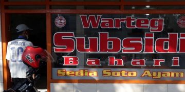 TNI-Polri Pantau Warga Makan 20 Menit di Warteg dan Resto