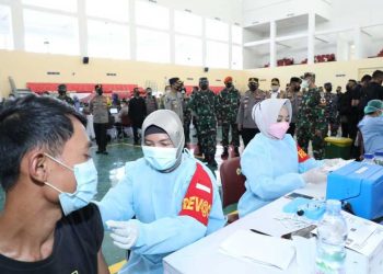 TNI dan Polri bantu tenaga kesehatan percepat vaksinasi di Banten
