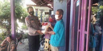 Bantu Warga Terdampak Covid-19, Polisi Bagikan Bansos Di Masa PPKM Darurat Level 4