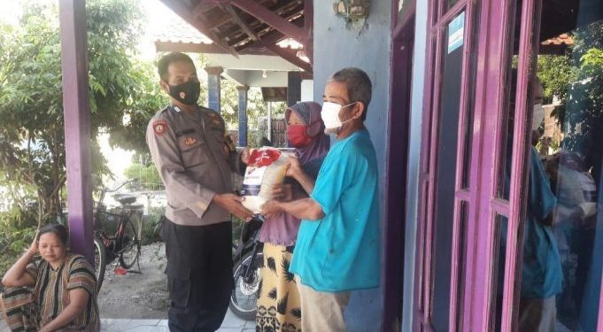 Bantu Warga Terdampak Covid-19, Polisi Bagikan Bansos Di Masa PPKM Darurat Level 4