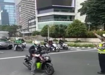 Hening Cipta untuk Korban Meninggal Covid-19, Polisi Setop Kendaraan di Jalanan Ibu Kota