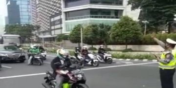 Hening Cipta untuk Korban Meninggal Covid-19, Polisi Setop Kendaraan di Jalanan Ibu Kota