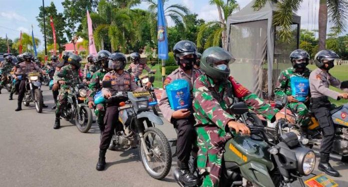 Kapolda Kepri Lepas Rombongan Kendaraan TNI-Polri Salurkan Beras PPKM ke Warga Membutuhkan