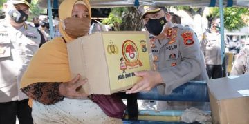 Saling Berbagi di HUT Bhayangkara, Kapolda NTB Turun ke Jalan Bagi-bagi Sembako dan Masker