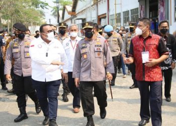 Vaksinasi Massal Buruh, Kapolri Harap Pertumbuhan Ekonomi Membaik