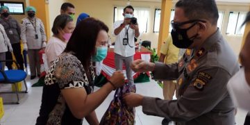 Polda Maluku Gelar Vaksinasi Merdeka dan Bagikan Ratusan Paket Bansos
