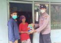 Bhabinkamtibmas Polsek Senduro salurkan bansos secara door to door.
