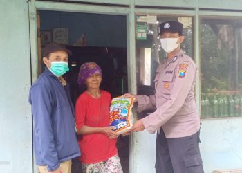 Bhabinkamtibmas Polsek Senduro salurkan bansos secara door to door.