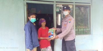 Bhabinkamtibmas Polsek Senduro salurkan bansos secara door to door.