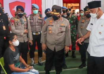 Kapolri Tinjau Vaksinasi Buruh di Bekasi