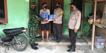 Polda Kaltim Salurkan Beras, Vitamin, Masker untuk Warga Melak