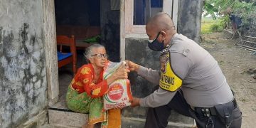 Polri Bagikan Bansos 200 Paket Sembako Kepada Warga Slum Area Desa Bojong Gebang dan Desa Tawangsari Dimasa PPKM