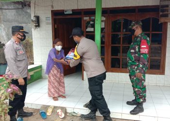 Bantu Warga Terdampak Pandemi, TNI Polri Door To Door Rutin Salurkan Bansos
