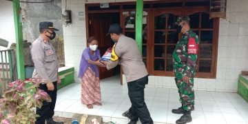Bantu Warga Terdampak Pandemi, TNI Polri Door To Door Rutin Salurkan Bansos